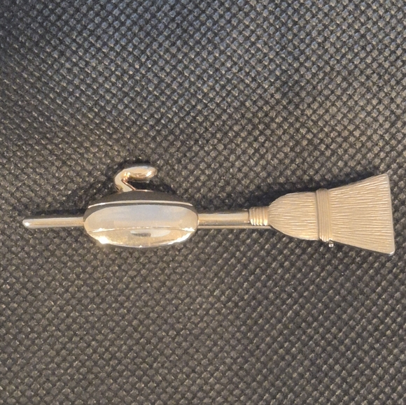 VINTAGE Curling Rock And Broom Gold Tone Brooch - Picture 2 of 16